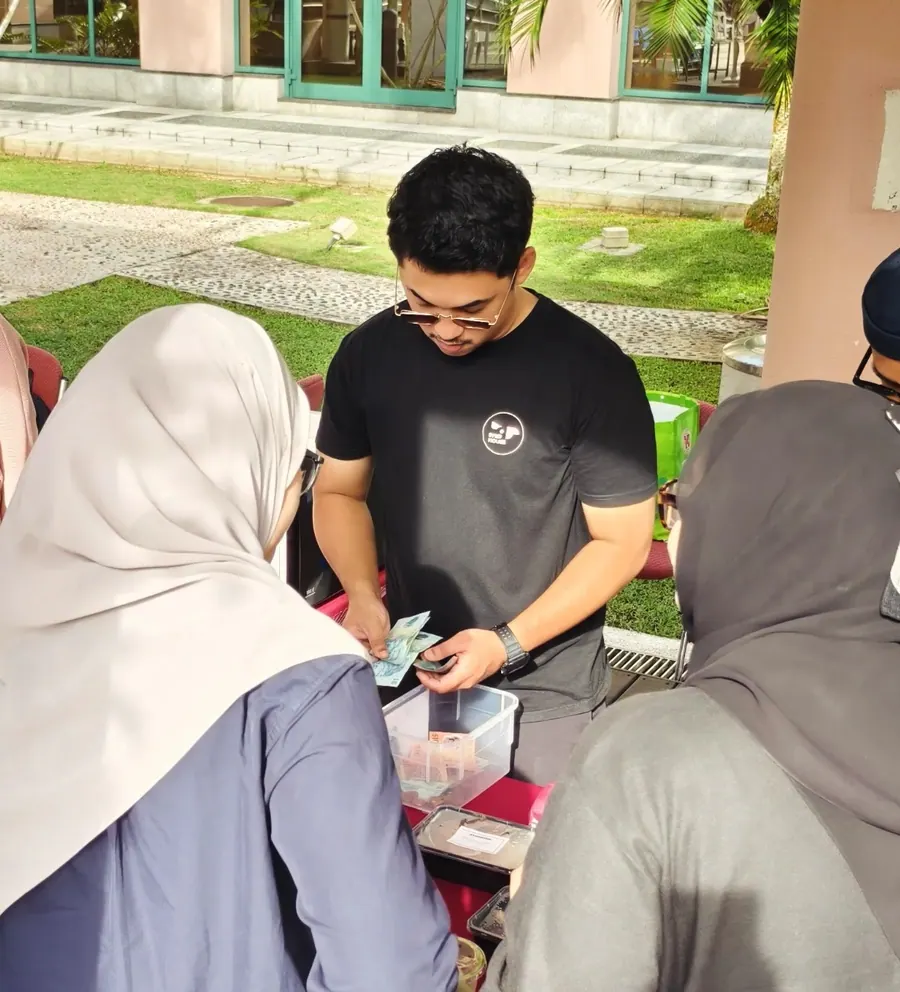 Taking orders and handing over change at a Byrdhouse stall